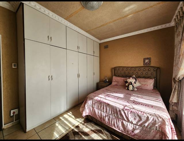 4 BEDROOM HOUSE FOR SALE IN VEREENIGING CENTRAL